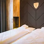 24 By Avenida - Mountain