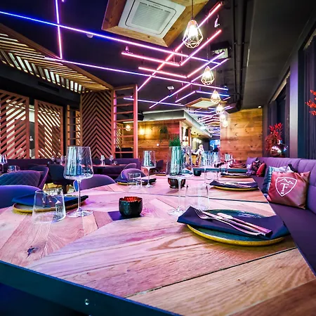 24 By Avenida - Mountain